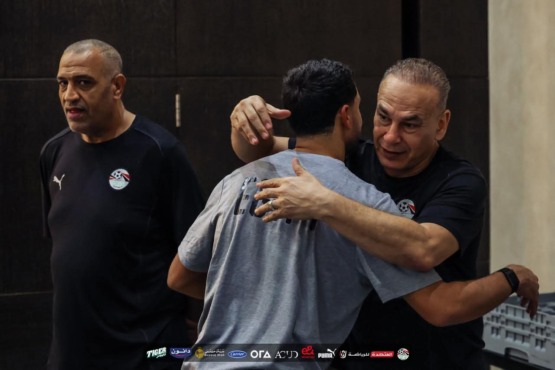 كواليس إجتماع وزير الرياضة وهاني أبو ريدة مع الجهاز الفني لمنتخب مصر في معسكر الإمارات- صورة