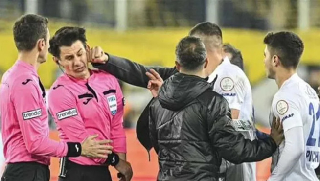 من هو خليل أوموت حكم مباراة الزمالك والأهلي في نهائي السوبر؟ 1 من هو خليل أوموت حكم مباراة الزمالك والأهلي في نهائي السوبر؟