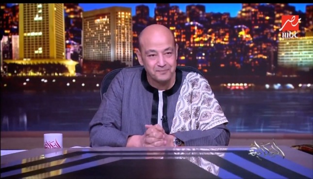 عمرو أديب بعد إرتدائه الجلابية: "حاسس ان وشها هيكون حلو على الزمالك أمام الأهلي و يكسبوا نادي المليار"