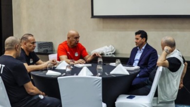 كواليس إجتماع وزير الرياضة وهاني أبو ريدة مع الجهاز الفني لمنتخب مصر في معسكر الإمارات- صورة