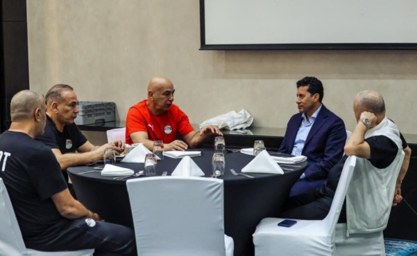 كواليس إجتماع وزير الرياضة وهاني أبو ريدة مع الجهاز الفني لمنتخب مصر في معسكر الإمارات- صورة