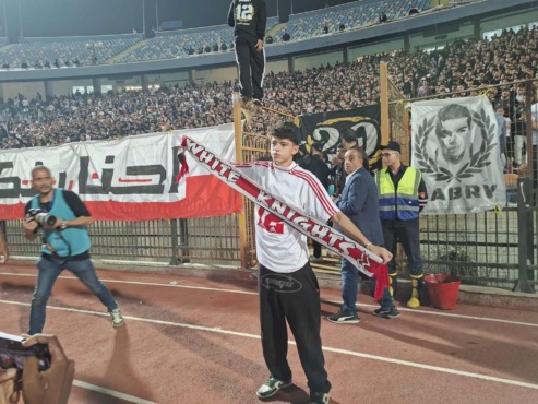 شاهد هتافات قوية لجماهير الزمالك يقودها نجل الراحل محمد صبري.. و انهيار حازم إمام من البكاء- فيديو