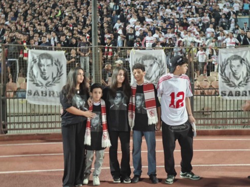 شاهد هتافات قوية لجماهير الزمالك يقودها نجل الراحل محمد صبري.. و انهيار حازم إمام من البكاء- فيديو