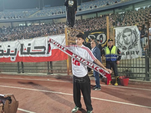 شاهد هتافات قوية لجماهير الزمالك يقودها نجل الراحل محمد صبري.. و انهيار حازم إمام من البكاء- فيديو