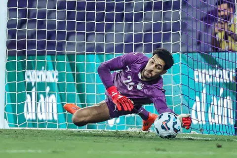 لغز مصطفى شوبير… لماذا يتمسّك الأهلي به رغم العروض؟ 1 لغز مصطفى شوبير… لماذا يتمسّك الأهلي به رغم العروض؟