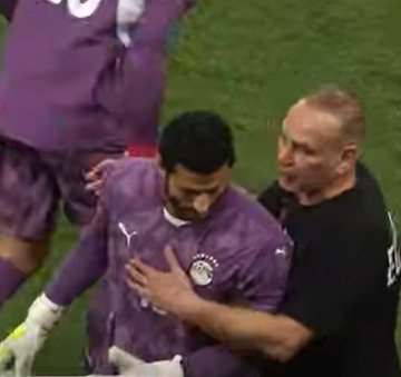 كواليس حوار الشناوي وحسام حسن بعد غضبه بسبب استبداله أمام كاب فيردي