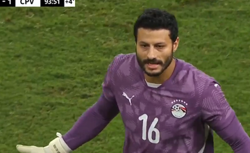 شاهد رد فعل غاضب من محمد الشناوي بعد إستبداله بشوبير أمام كاب فيردي- فيديو