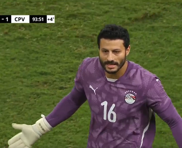 شاهد رد فعل غاضب من محمد الشناوي بعد إستبداله بشوبير أمام كاب فيردي- فيديو 1 شاهد رد فعل غاضب من محمد الشناوي بعد إستبداله بشوبير أمام كاب فيردي- فيديو