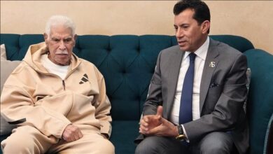 وزير الشباب والرياضة يوجه رسالة دعم للكابتن حسن شحاتة خلال زيارته المنزلية