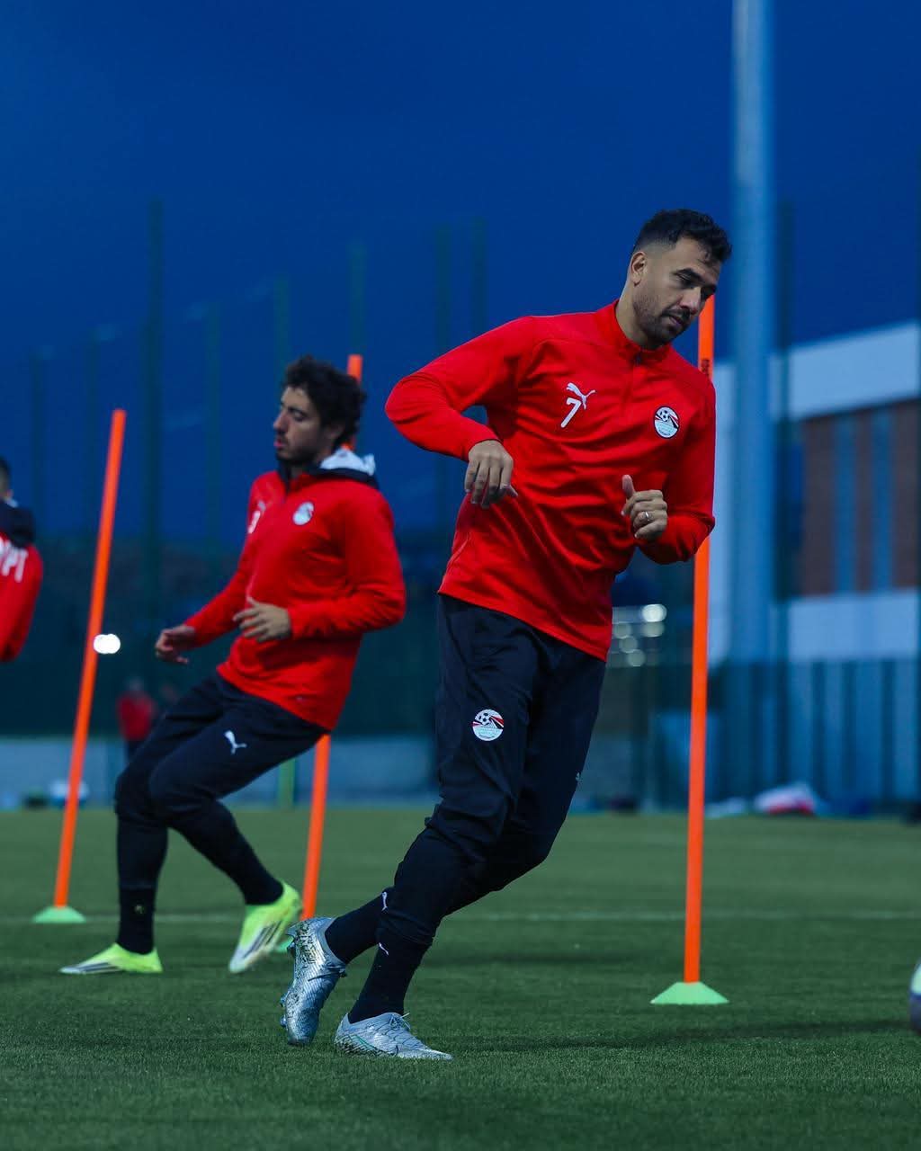 تحت الأمطار.. منتخب مصر يختتم تدريباته استعداداً لمواجهة السنغال في بطولة إفريقيا- صورة