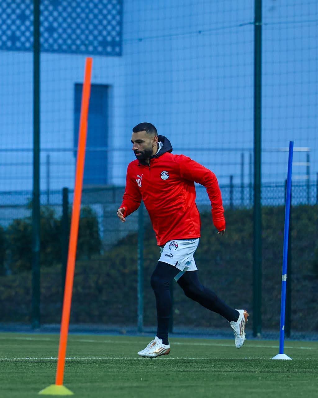 تحت الأمطار.. منتخب مصر يختتم تدريباته استعداداً لمواجهة السنغال في بطولة إفريقيا- صورة