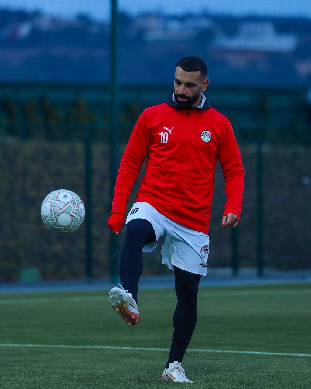 تحت الأمطار.. منتخب مصر يختتم تدريباته استعداداً لمواجهة السنغال في بطولة إفريقيا- صورة