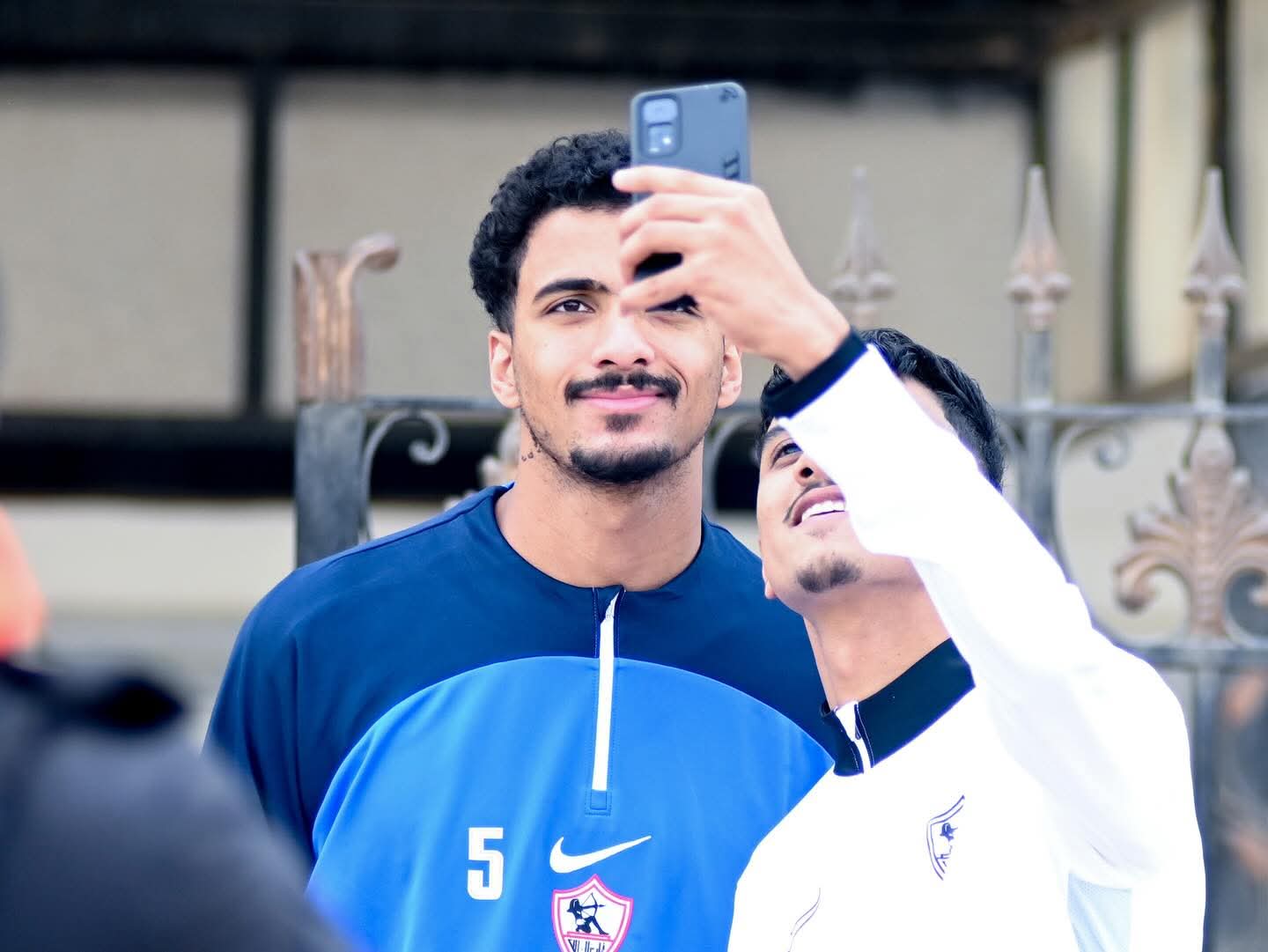 الزمالك لا ينسى مخلصيه.. كواليس استقبال المشجع محمد خميس في مران اليوم- صورة