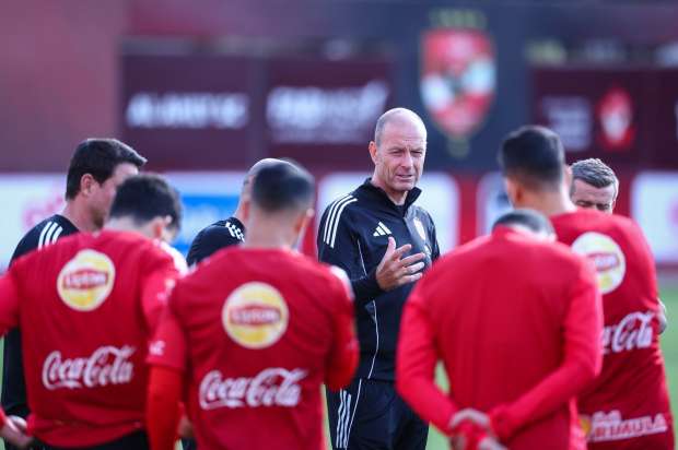 توروب يحسم مصير 5 لاعبين بالأهلي.. ويرفض قرار الإدارة الحمراء 1 توروب يحسم مصير 5 لاعبين بالأهلي.. ويرفض قرار الإدارة الحمراء