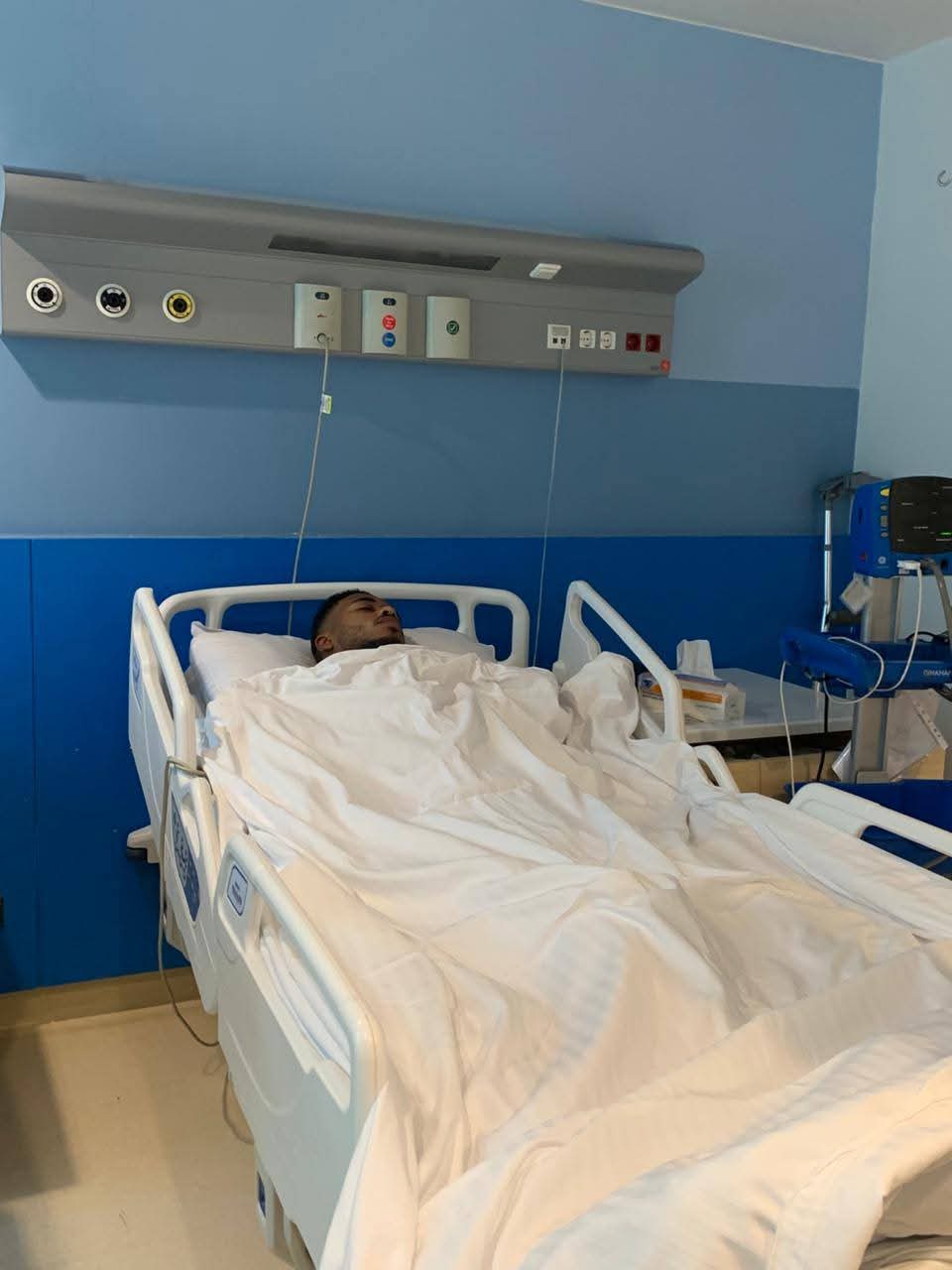 جراحة ناجحه للاعب الزمالك الشاب بعد إصابته بغضروف الركبه- صورة