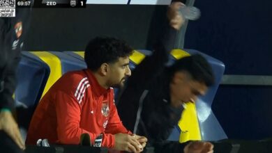 انفعال أشرف بن شرقي بعد استبداله بـ زيزو في مباراة الأهلي وزد