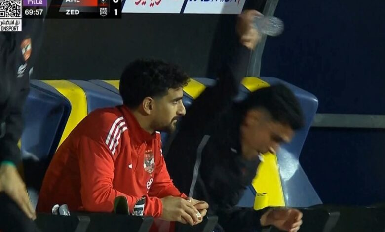 انفعال أشرف بن شرقي بعد استبداله بـ زيزو في مباراة الأهلي وزد 1 انفعال أشرف بن شرقي بعد استبداله بـ زيزو في مباراة الأهلي وزد