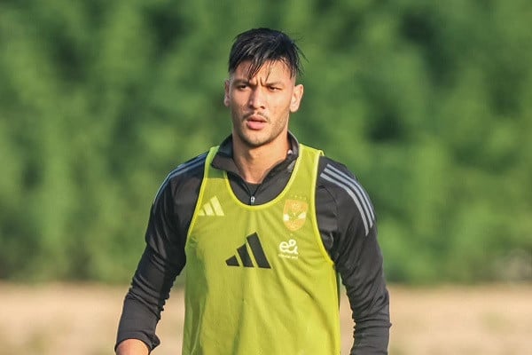 زلزال داخل الأهلي.. وكيل أشرف داري يتهم مسؤولًا في النادي بتخريب الفريق ويُهدد "القلعة الحمرا"! 1 زلزال داخل الأهلي.. وكيل أشرف داري يتهم مسؤولًا في النادي بتخريب الفريق ويُهدد "القلعة الحمرا"!