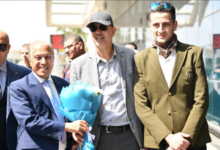 لفتة راقية قبل القمة.. بيراميدز يستقبل الجيش الملكي بالورود في القاهرة