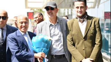 لفتة راقية قبل القمة.. بيراميدز يستقبل الجيش الملكي بالورود في القاهرة