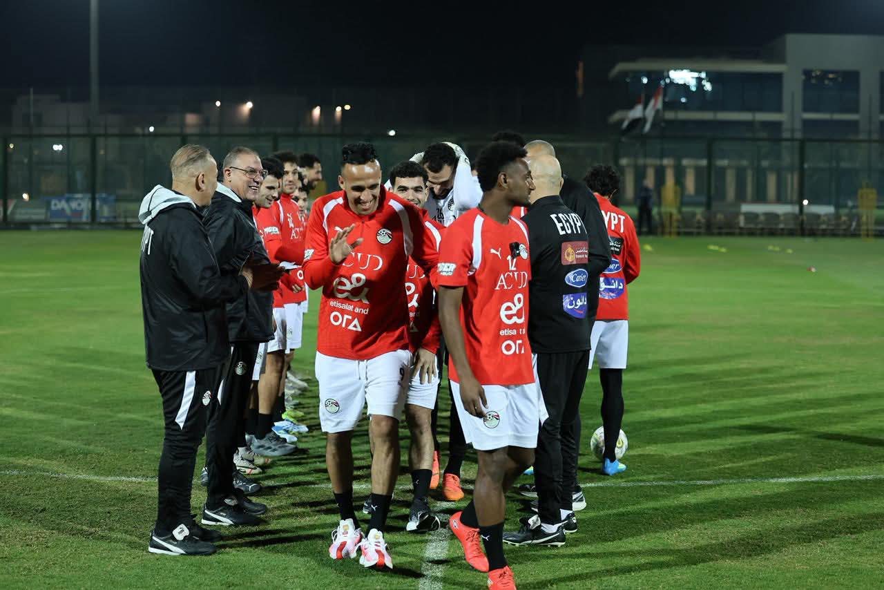 أبرزهم ناصر منسي.. استقبال خاص من حسام حسن للاعبين الجدد في معسكر منتخب مصر - صورة