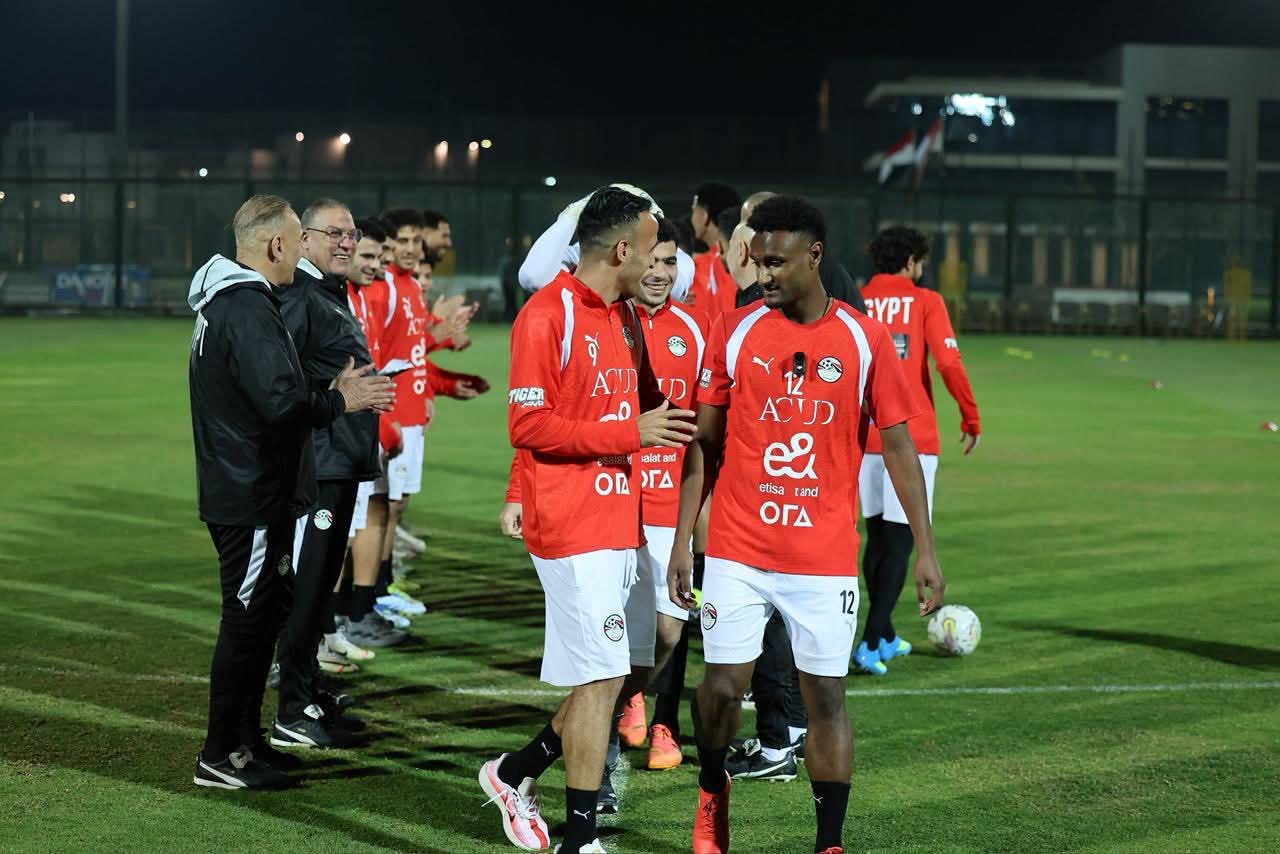 أبرزهم ناصر منسي.. استقبال خاص من حسام حسن للاعبين الجدد في معسكر منتخب مصر - صورة