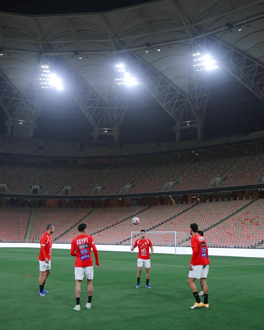 منتخب مصر يختتم تدريباته لمواجهة السعودية.. ووزير الرياضة يجتمع باللاعبين- صورة