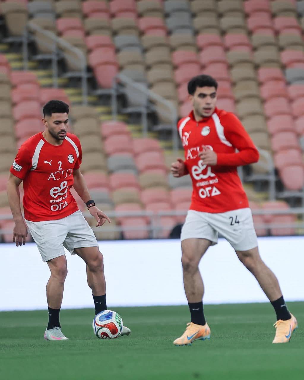 منتخب مصر يختتم تدريباته لمواجهة السعودية.. ووزير الرياضة يجتمع باللاعبين- صورة