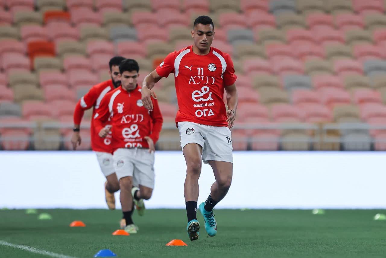 منتخب مصر يختتم تدريباته لمواجهة السعودية.. ووزير الرياضة يجتمع باللاعبين- صورة