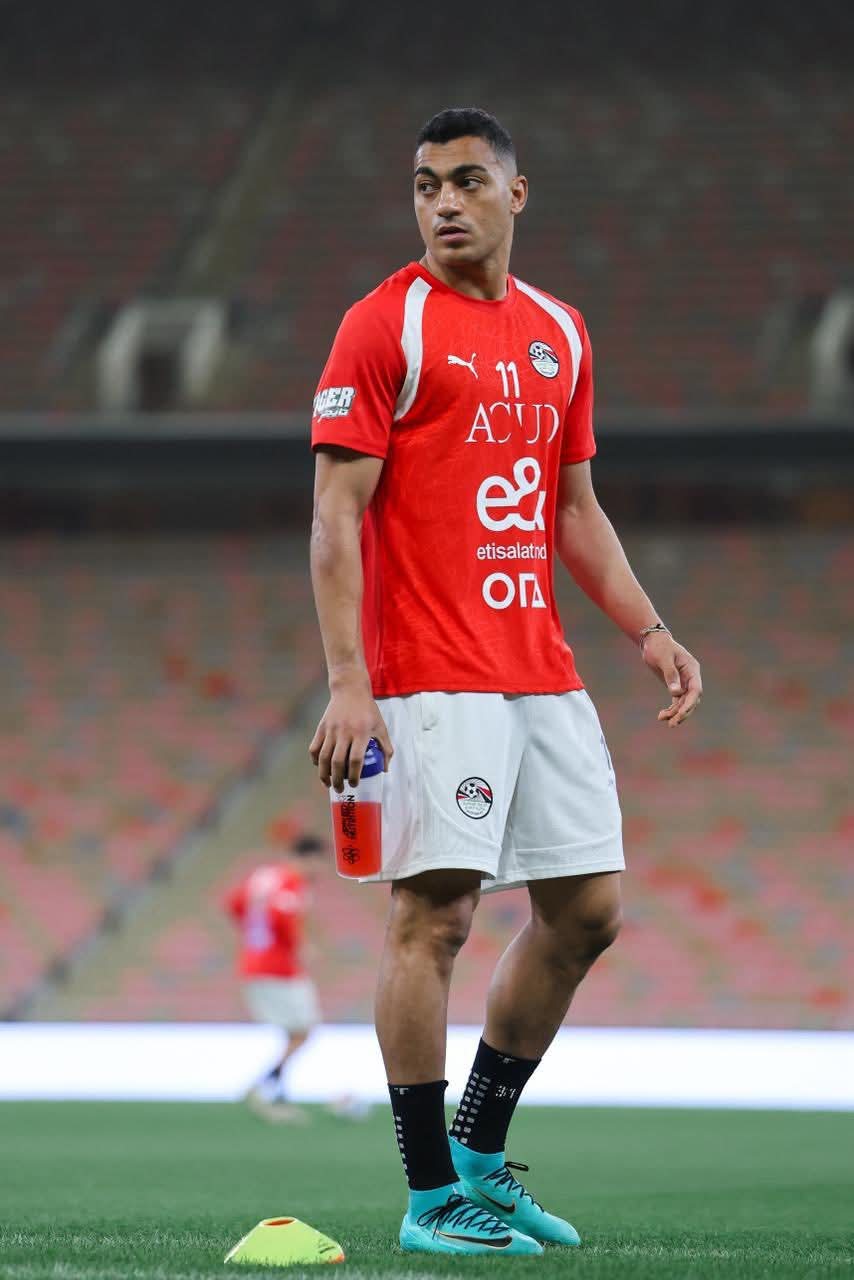 منتخب مصر يختتم تدريباته لمواجهة السعودية.. ووزير الرياضة يجتمع باللاعبين- صورة