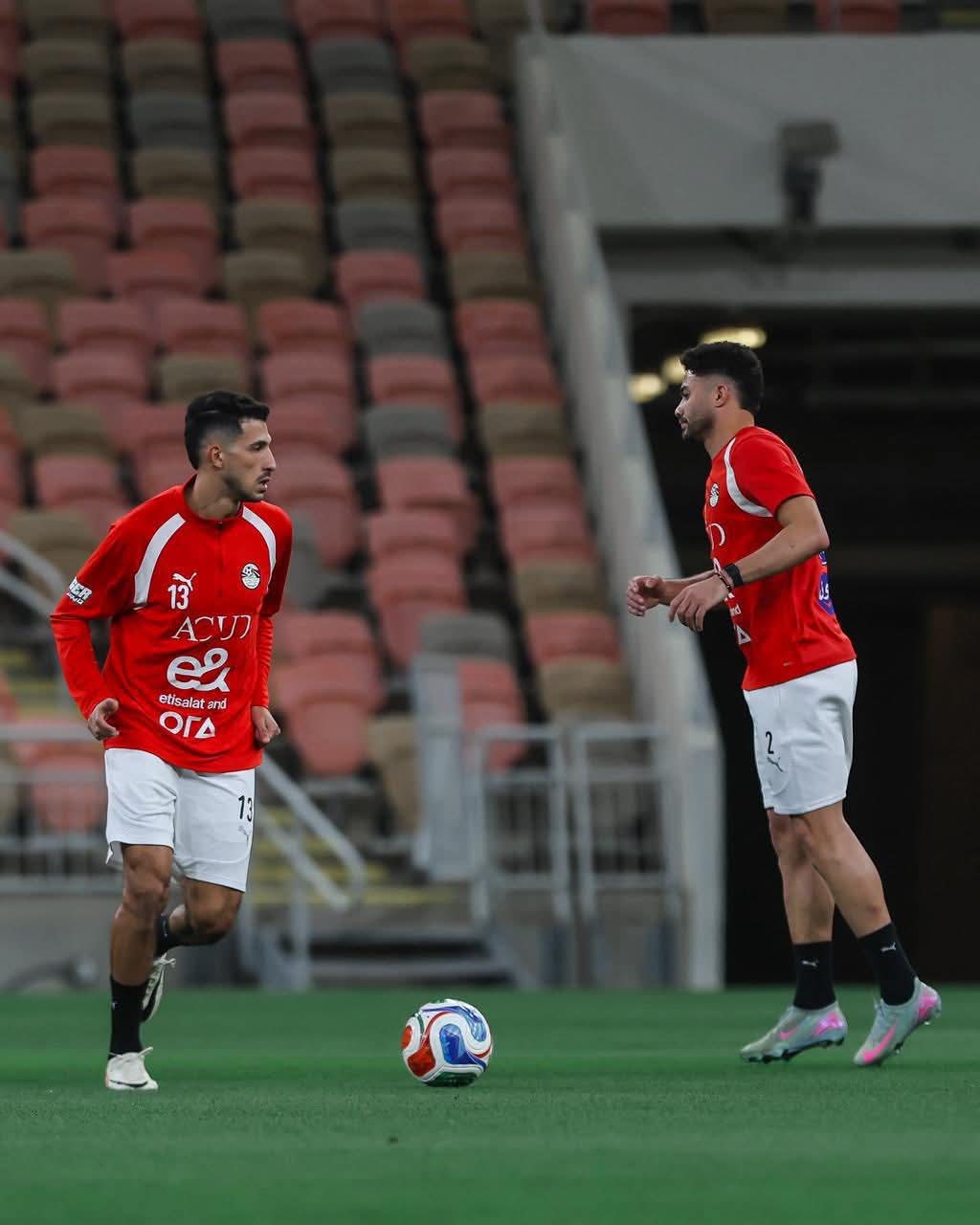 منتخب مصر يختتم تدريباته لمواجهة السعودية.. ووزير الرياضة يجتمع باللاعبين- صورة
