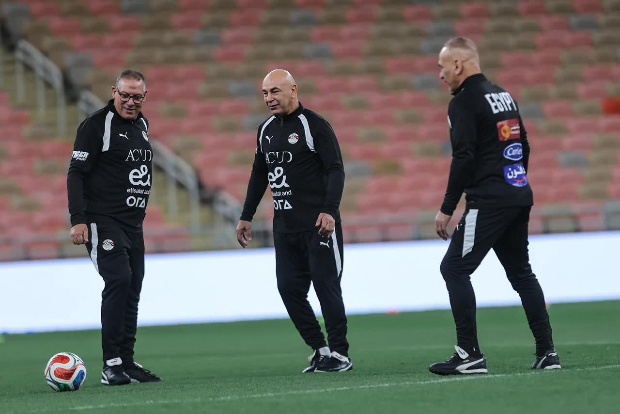 منتخب مصر يختتم تدريباته لمواجهة السعودية.. ووزير الرياضة يجتمع باللاعبين- صورة