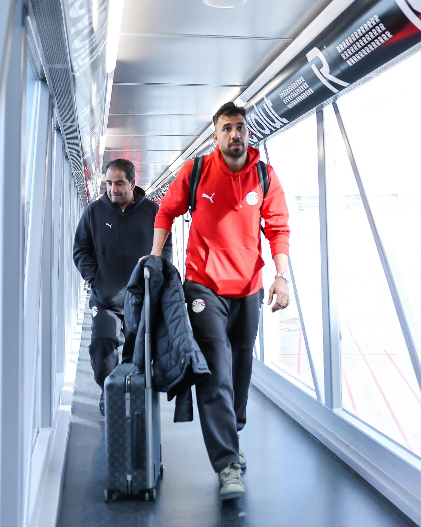 قمة ودية منتظرة.. بعثة منتخب مصر تصل إسبانيا -صورة