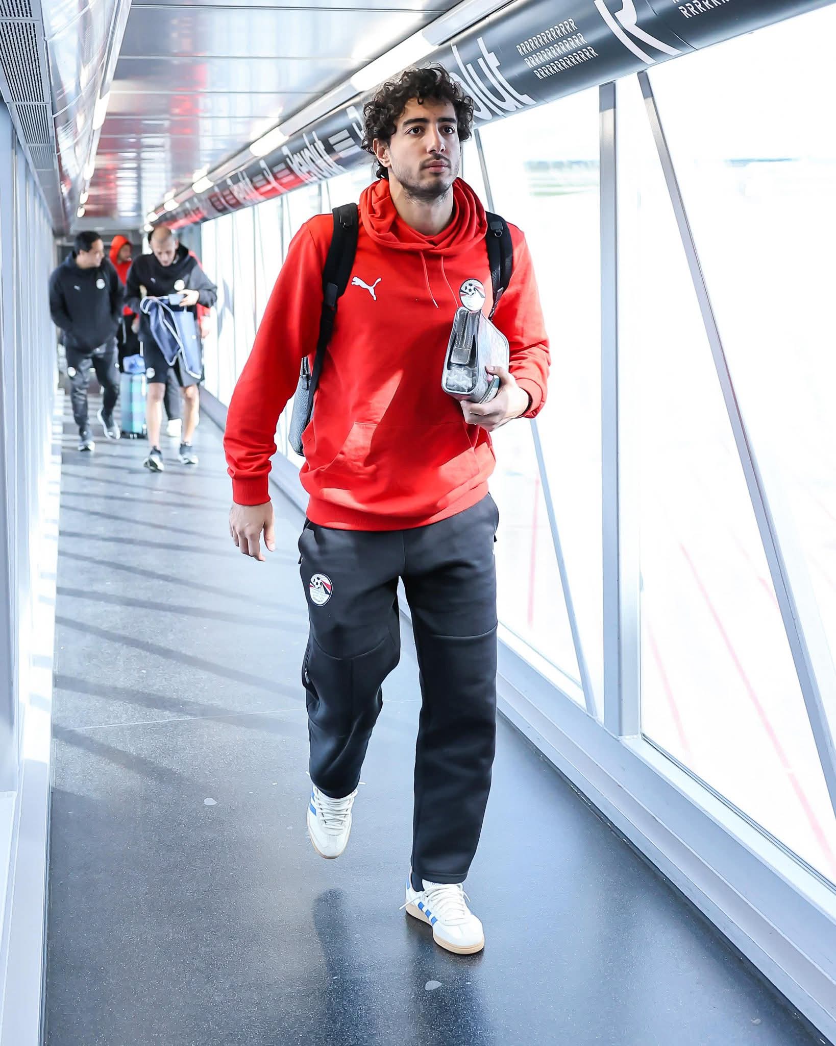 قمة ودية منتظرة.. بعثة منتخب مصر تصل إسبانيا -صورة