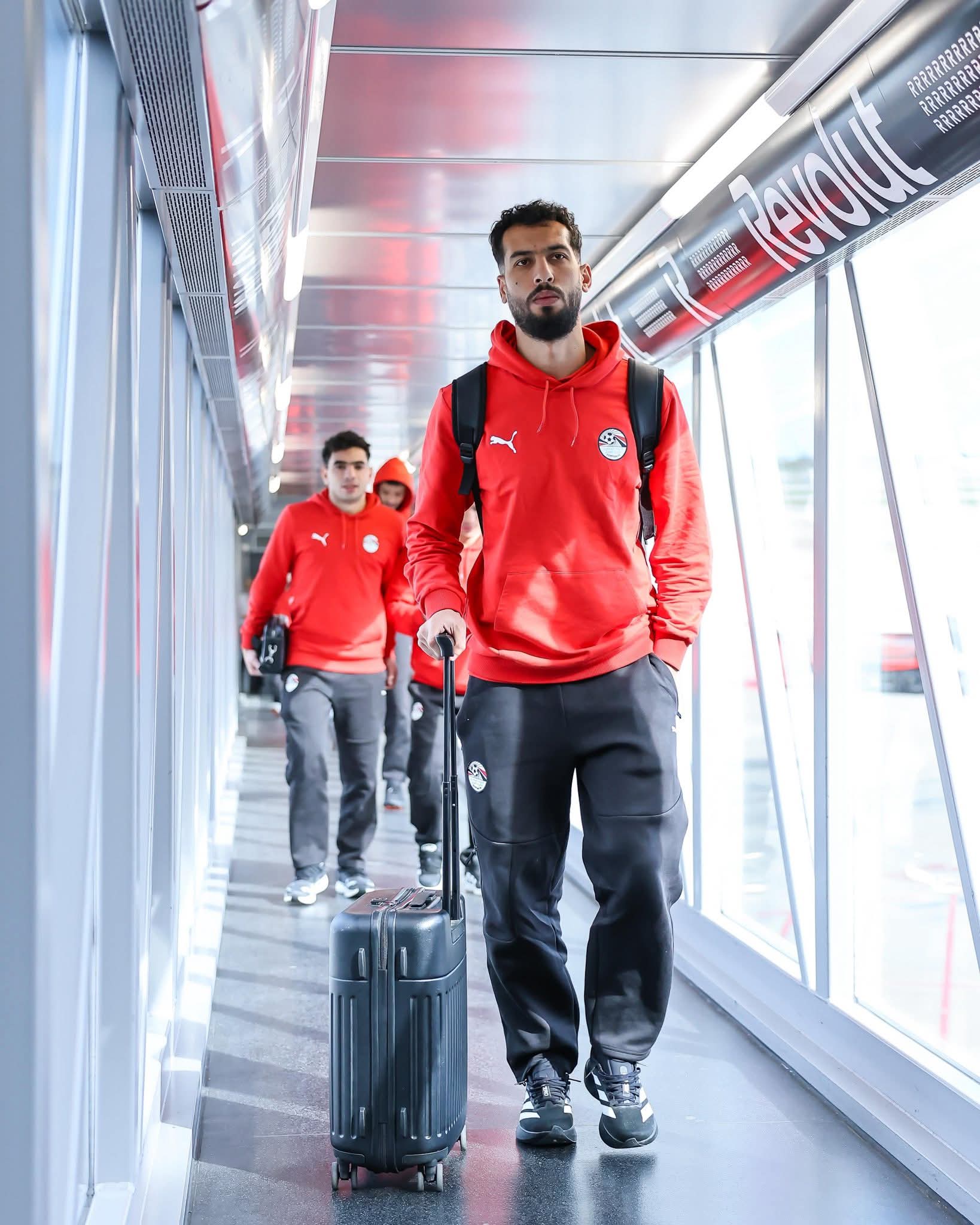 قمة ودية منتظرة.. بعثة منتخب مصر تصل إسبانيا -صورة