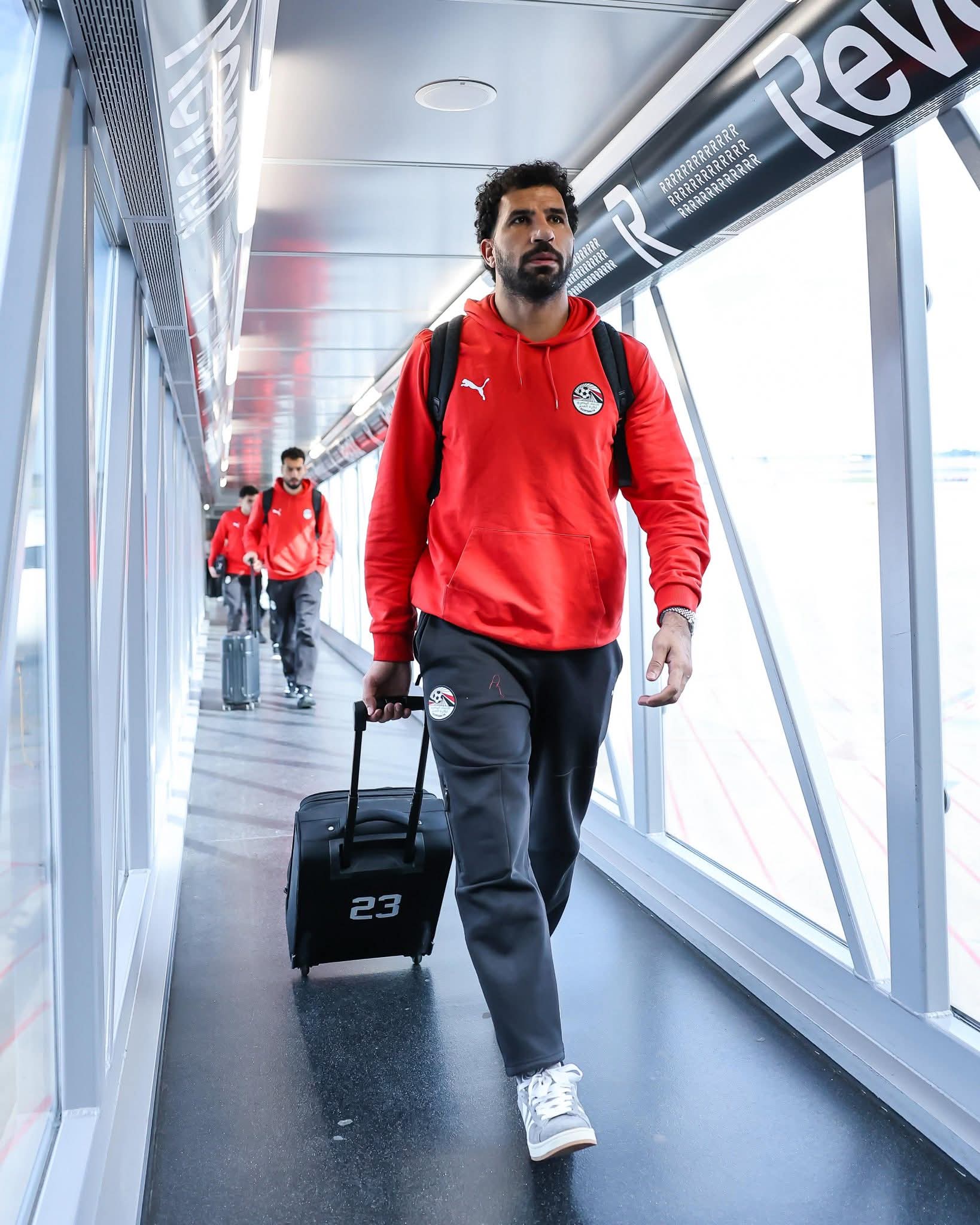 قمة ودية منتظرة.. بعثة منتخب مصر تصل إسبانيا -صورة