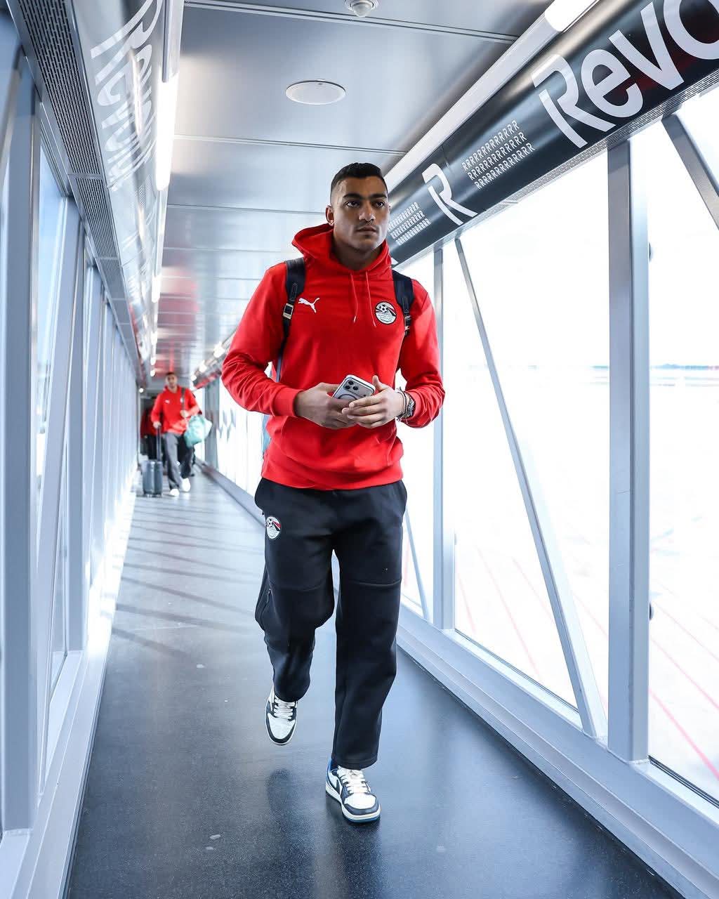 قمة ودية منتظرة.. بعثة منتخب مصر تصل إسبانيا -صورة