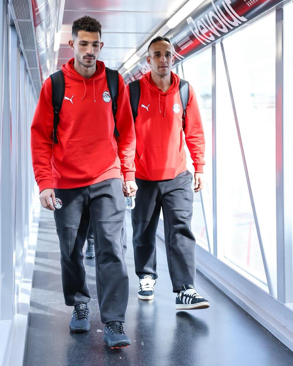 قمة ودية منتظرة.. بعثة منتخب مصر تصل إسبانيا -صورة