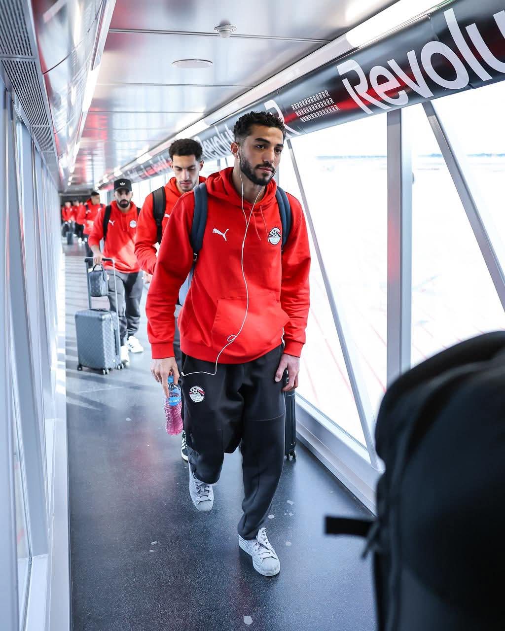قمة ودية منتظرة.. بعثة منتخب مصر تصل إسبانيا -صورة