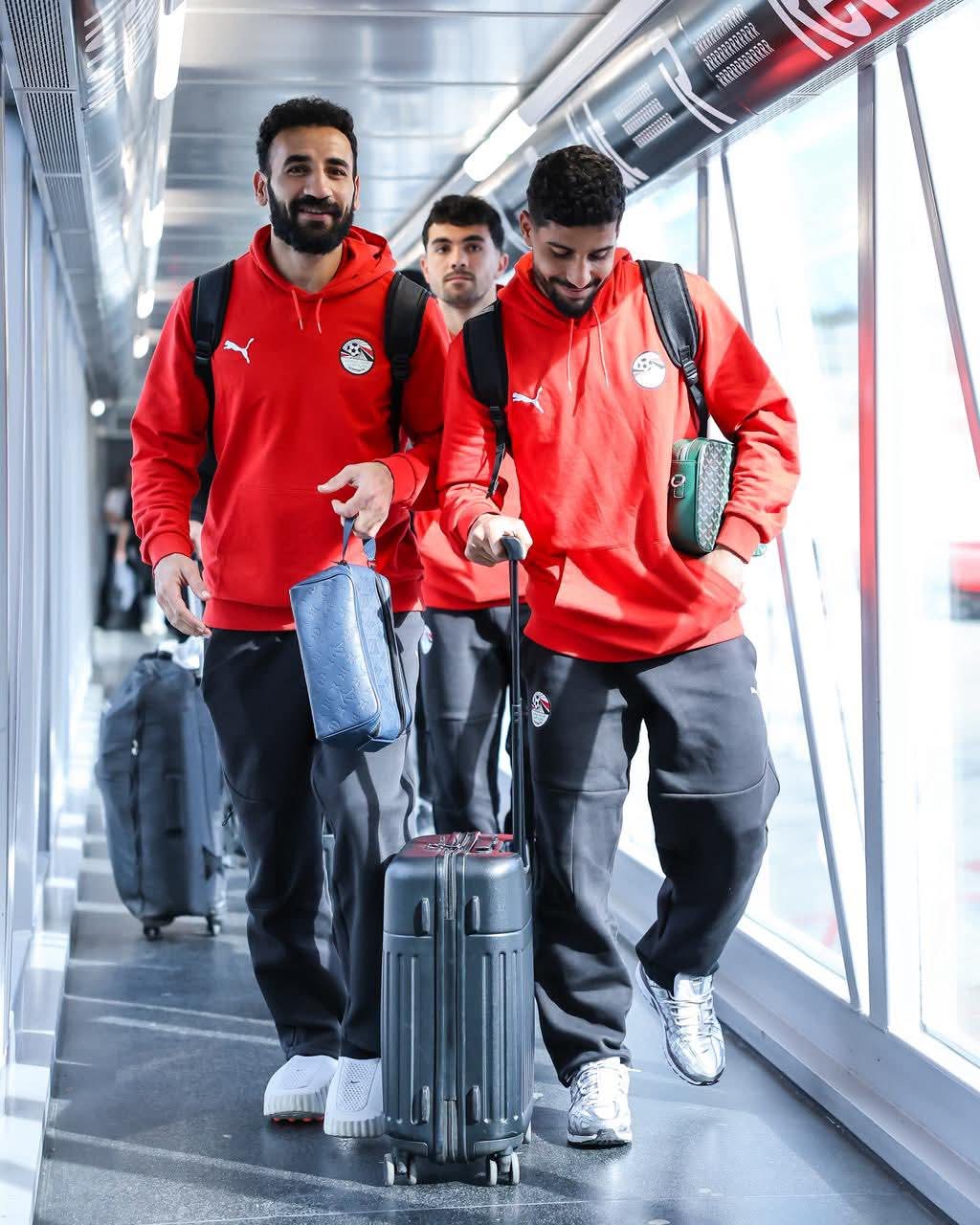قمة ودية منتظرة.. بعثة منتخب مصر تصل إسبانيا -صورة