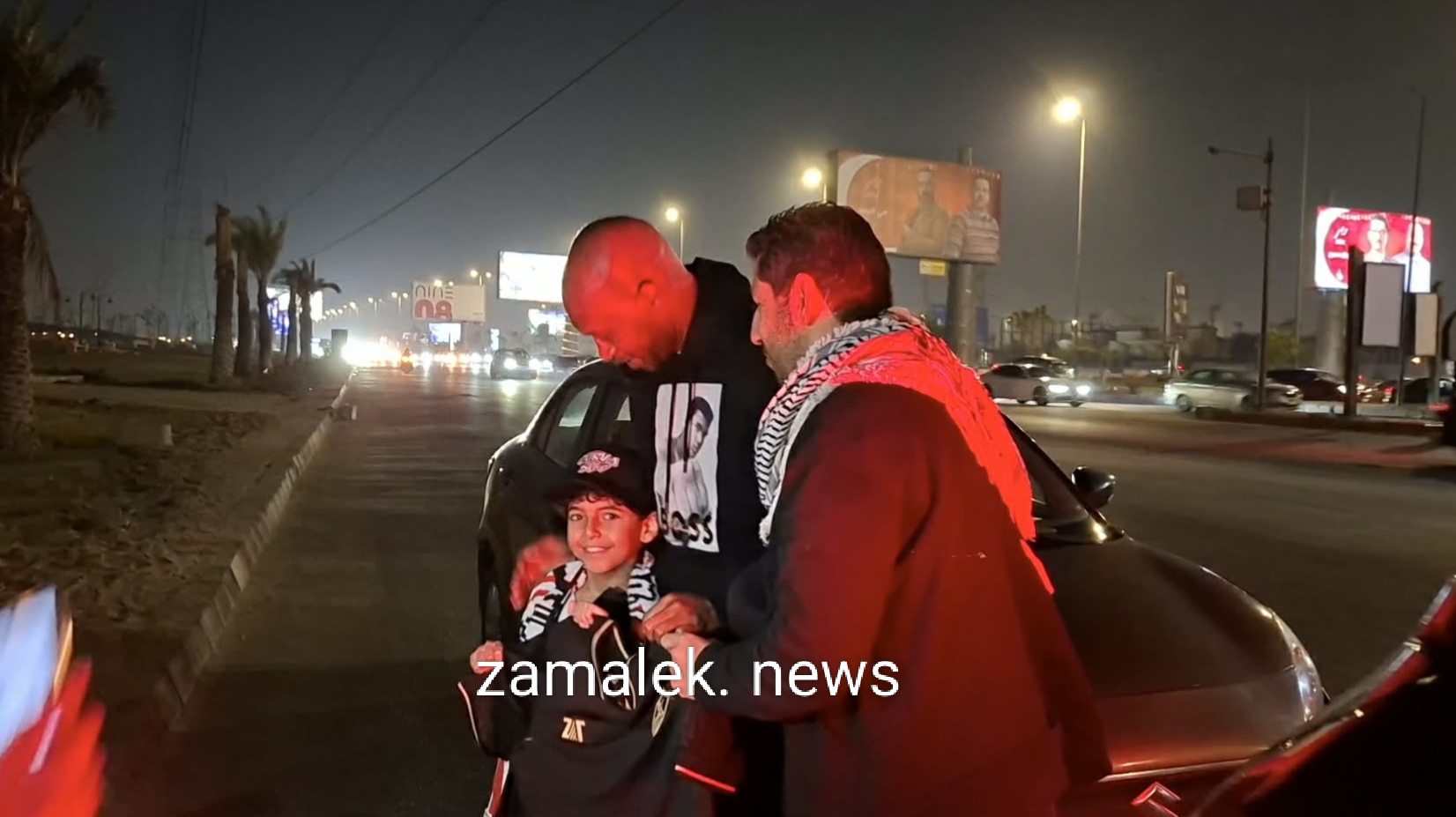 شيكابالا يرسم البسمة على وجه الطفل الفلسطيني "سمير" بطل المسلسل "ملاك الأراضي"- فيديو وصور