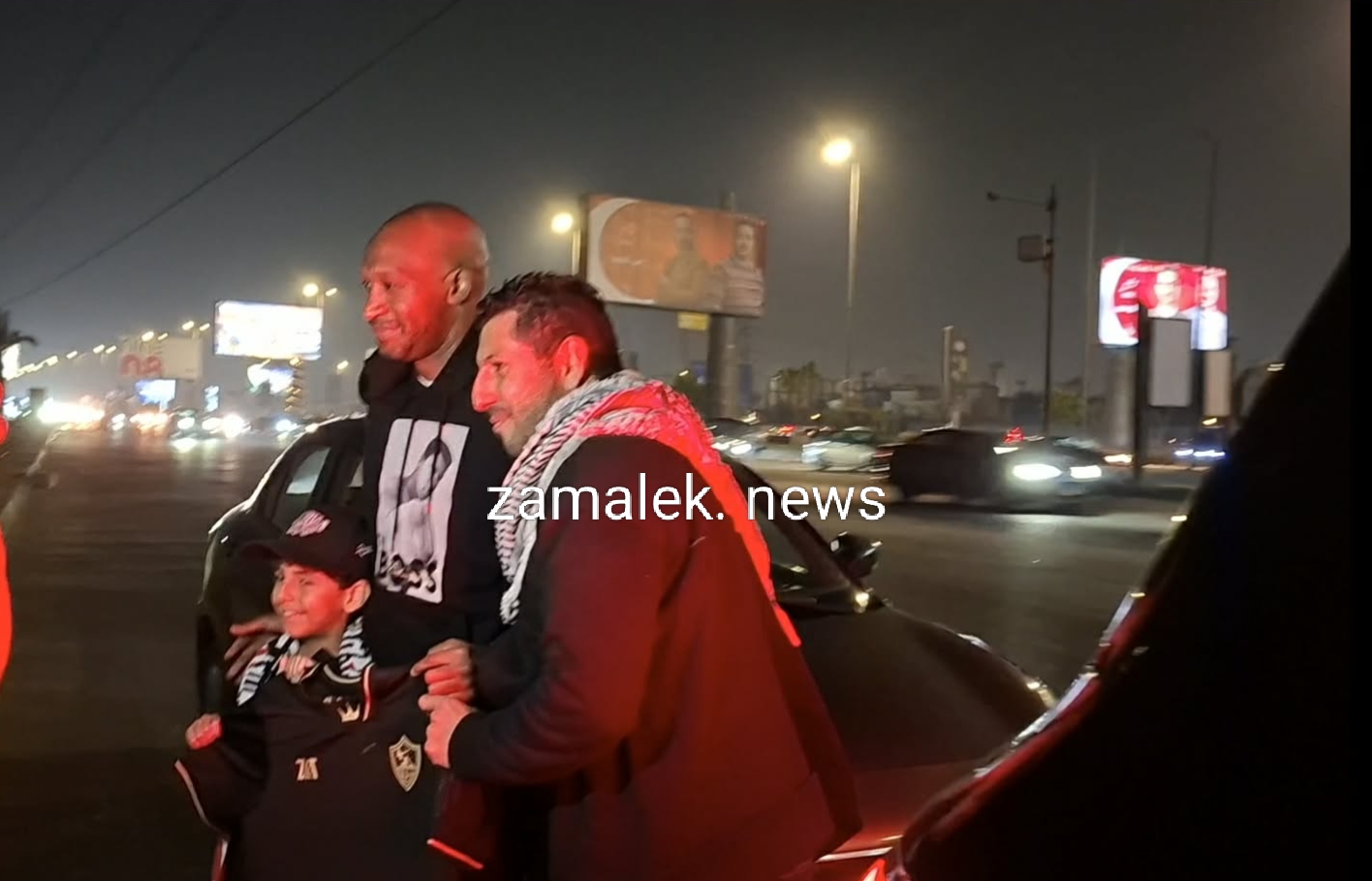 شيكابالا يرسم البسمة على وجه الطفل الفلسطيني "سمير" بطل المسلسل "ملاك الأراضي"- فيديو وصور