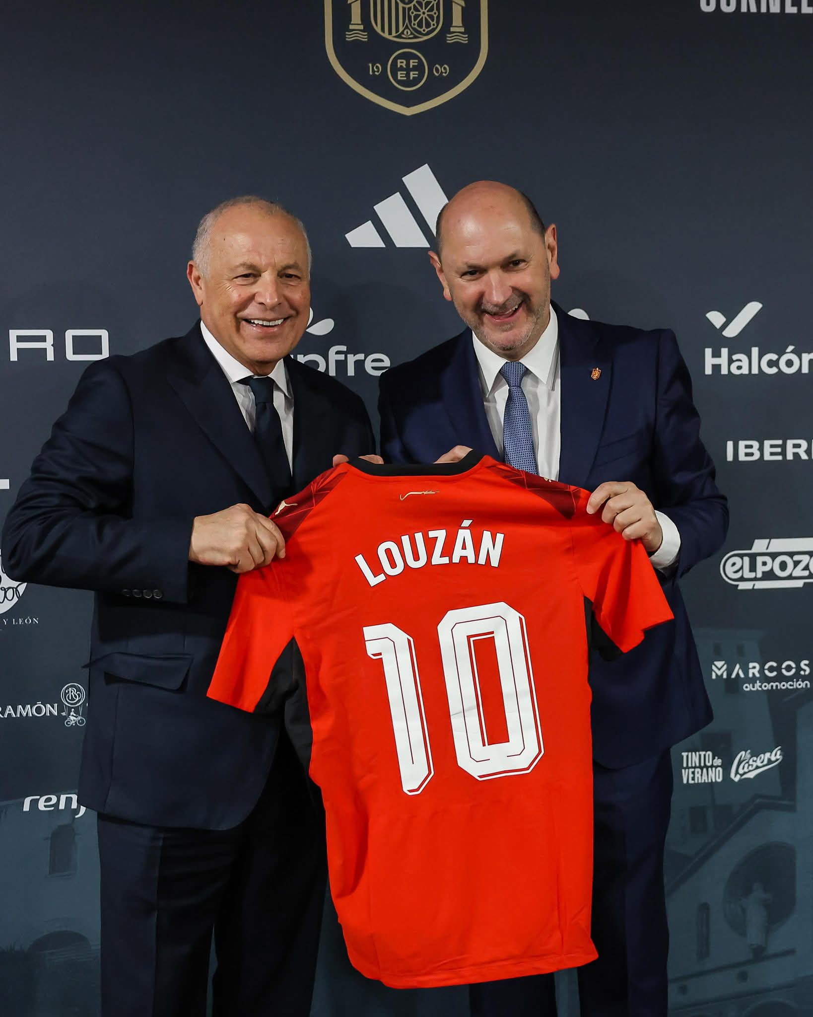 قميص مصر في قلب برشلونة.. كواليس تكريم أبوريدة لرئيس الاتحاد الإسباني- صورة