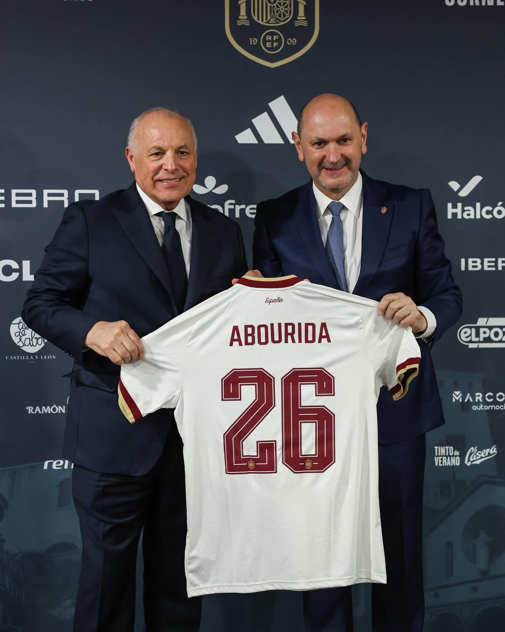 قميص مصر في قلب برشلونة.. كواليس تكريم أبوريدة لرئيس الاتحاد الإسباني- صورة