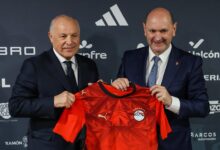 قميص مصر في قلب برشلونة.. كواليس تكريم أبوريدة لرئيس الاتحاد الإسباني- صورة