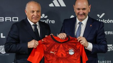 قميص مصر في قلب برشلونة.. كواليس تكريم أبوريدة لرئيس الاتحاد الإسباني- صورة