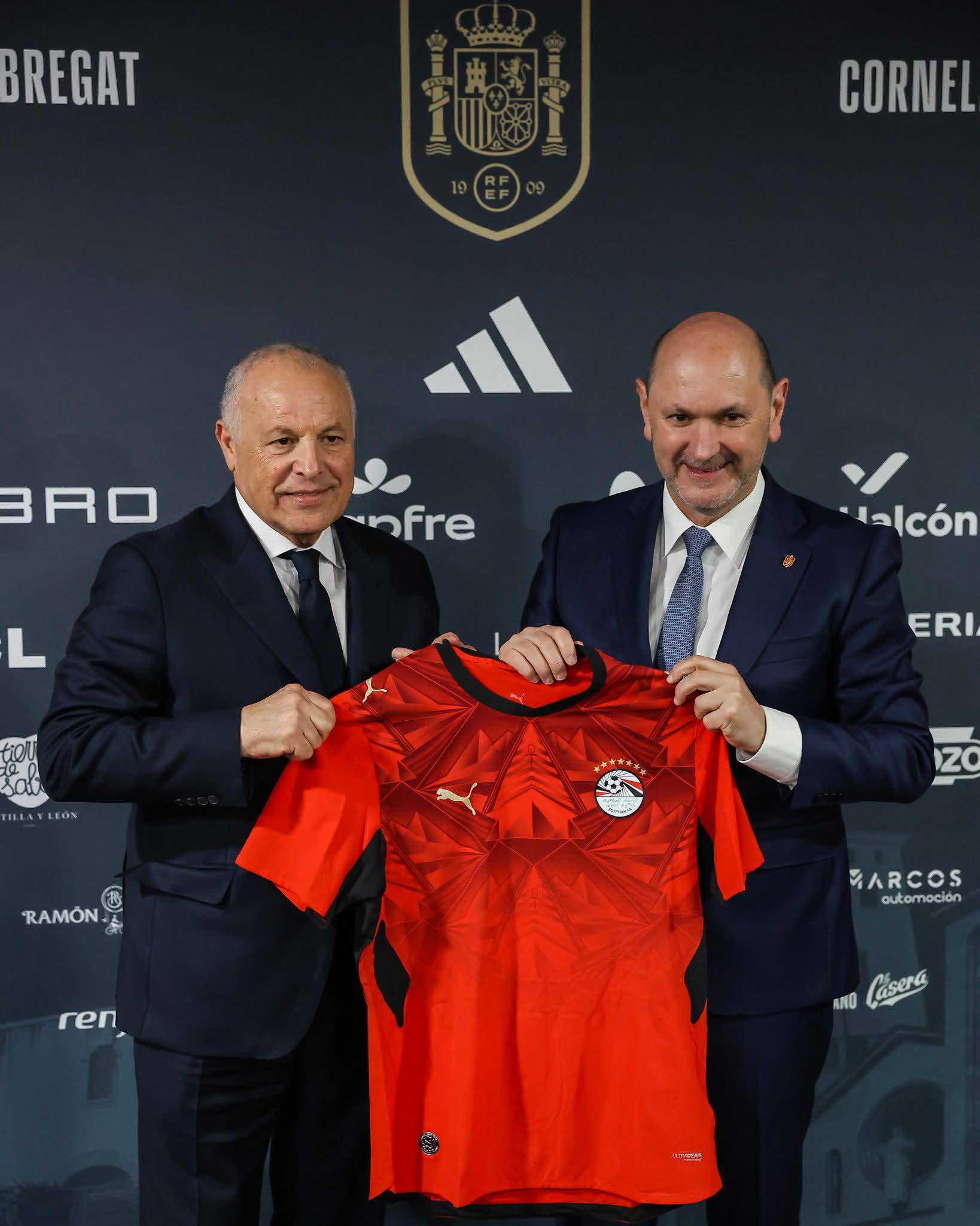 قميص مصر في قلب برشلونة.. كواليس تكريم أبوريدة لرئيس الاتحاد الإسباني- صورة