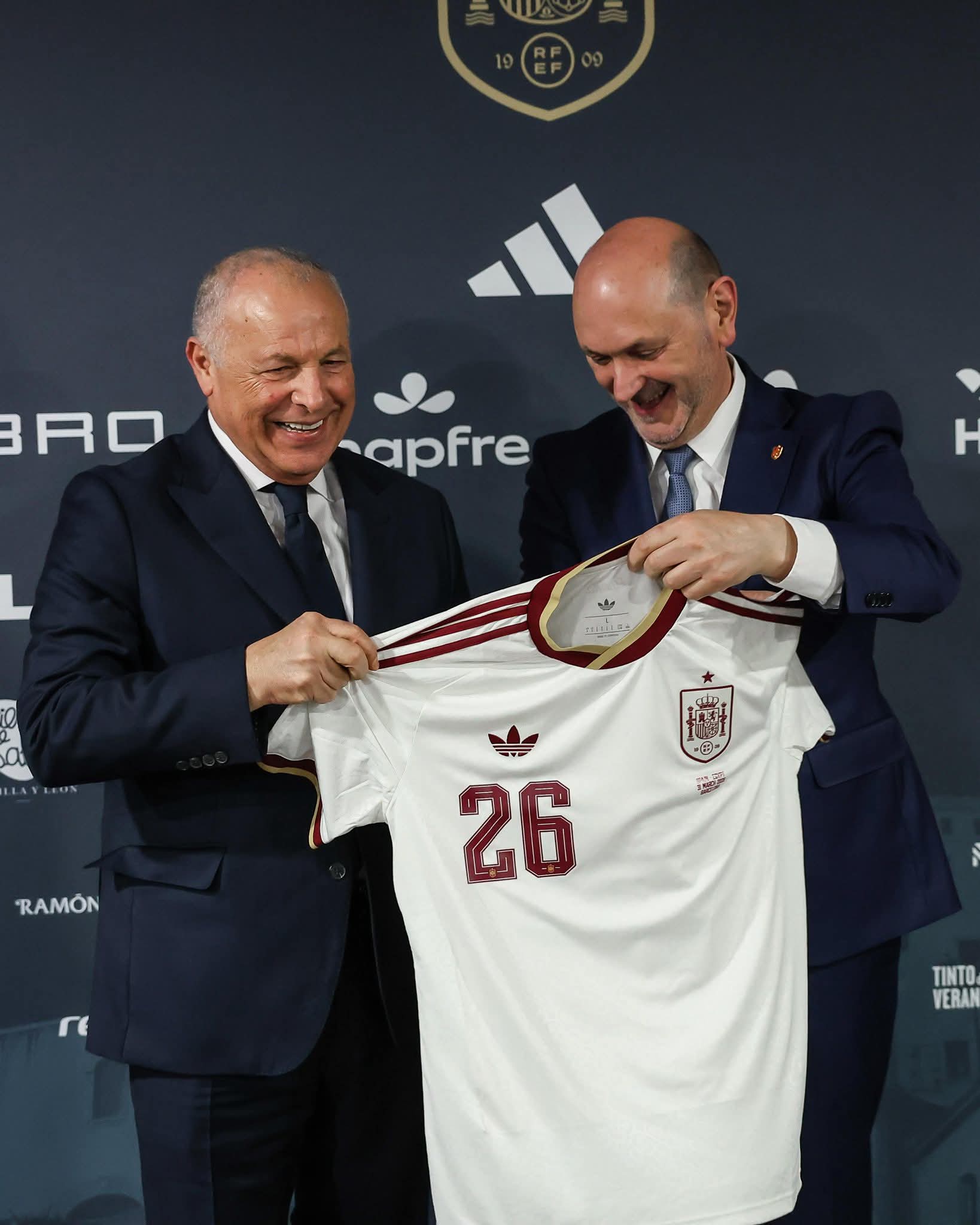 قميص مصر في قلب برشلونة.. كواليس تكريم أبوريدة لرئيس الاتحاد الإسباني- صورة