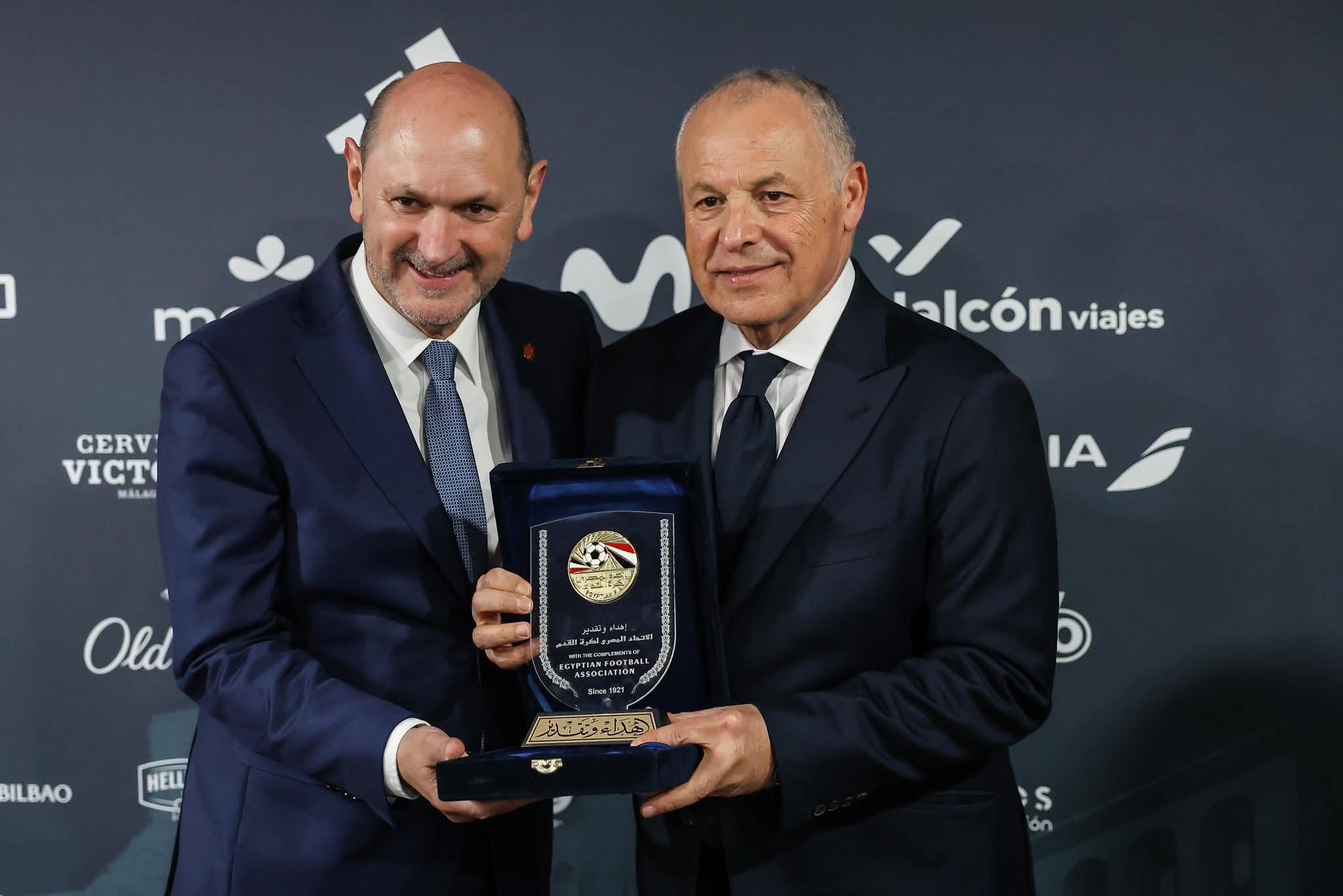 قميص مصر في قلب برشلونة.. كواليس تكريم أبوريدة لرئيس الاتحاد الإسباني- صورة