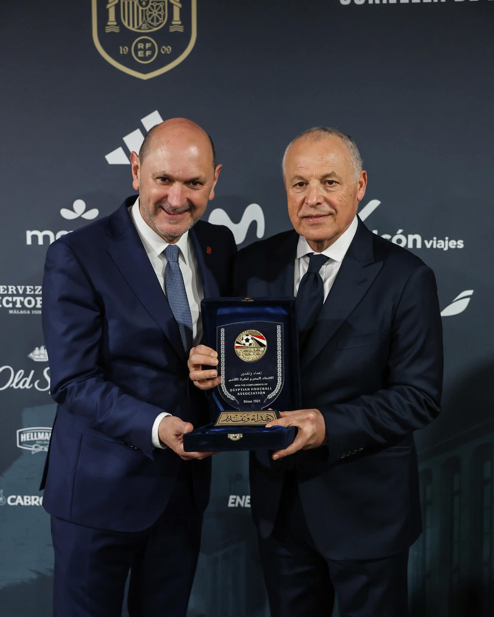 قميص مصر في قلب برشلونة.. كواليس تكريم أبوريدة لرئيس الاتحاد الإسباني- صورة